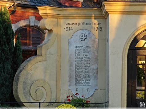 Wizerunek tablicy pamiątkowej z nazwiskami strażaków poległych 11 września