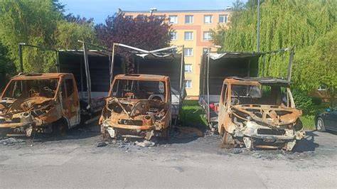 zdjęcie: spalone wraki ciężarówek na parkingu po pożarze
