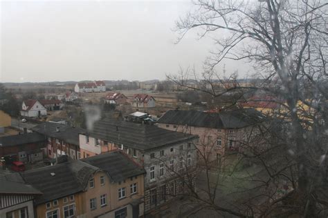 Zdjęcie przedstawiające widok na płonącą kamienicę przy Placu Matejki w Kożuchowie