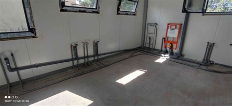 zdjęcie szafki hydrantowej wewnątrz budynku