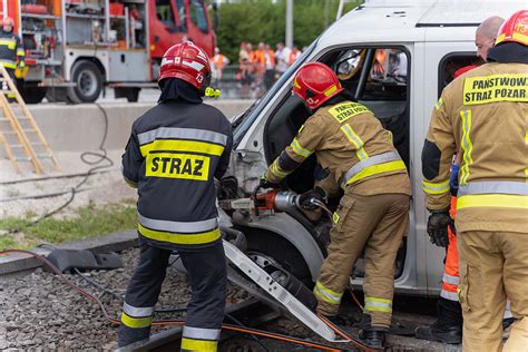 Strażacy używający nożyc hydraulicznych podczas symulacji wypadku drogowego