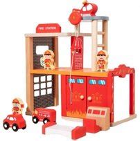 Drewniana remiza strażacka z elementami do zabawy w strażaka.