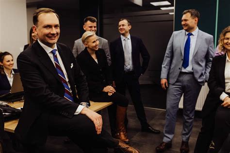 zdjęcie zespołu prawników Kancelarii AMICUS LEGIS w profesjonalnych strojach