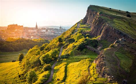 Pożar wzgórza Arthur's Seat w Edynburgu, płomienie i dym