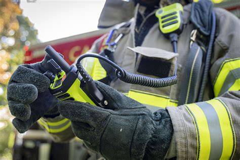 Thematic photo of a firefighter with a portable radio