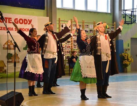 Zdjęcie Regionalnego Zespołu Ludowego „Ziemia Sanocka” podczas występu