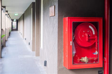 Tematyczne zdjęcie przedstawiające hydrant wewnętrzny w budynku