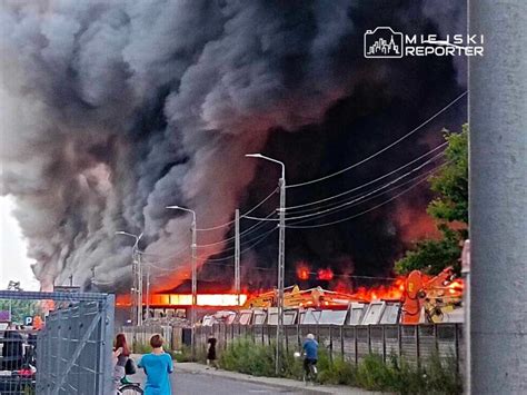 kłęby czarnego dymu unoszące się nad Szaflarami podczas pożaru hali magazynowej