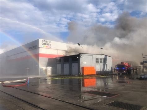 strażacy walczący z pożarem hali magazynowej w Szaflarach, widok z bliska na płonący budynek