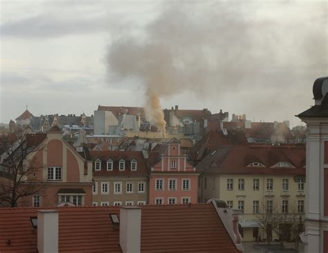 Zdjęcie gęstego dymu unoszącego się nad halą hurtowni