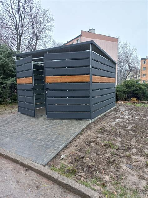 Zdjęcie płonącej wiaty i palet na terenie hurtowni
