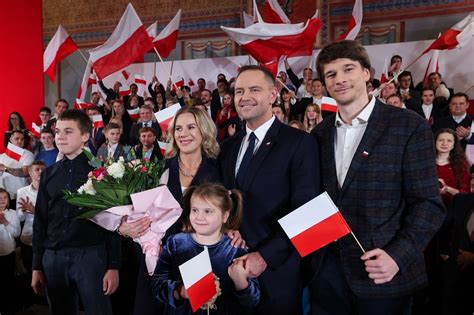 Rodzina strażaka - żona i dzieci witające go po powrocie ze służby