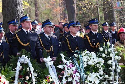 zdjęcie z ceremonii pogrzebowej z udziałem strażaków