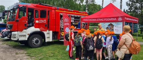 strażacy OSP Starogród podczas zajęć edukacyjnych z dziećmi