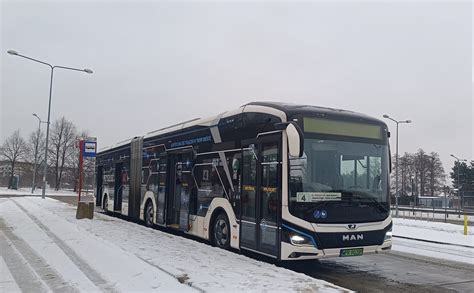 Nowy autobus MAN Lion's City 12 G zasilany CNG w barwach Starachowic