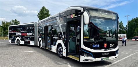 Autobus MAN Lion's City E na ulicach europejskiego miasta