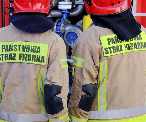 Strażacy stosujący technikę chłodzenia fazy gazowej