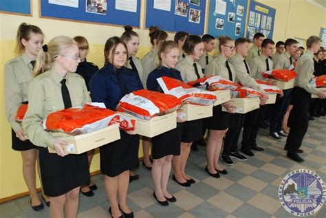 Zdjęcie przedstawiające uczniów liceum mundurowego w mundurach