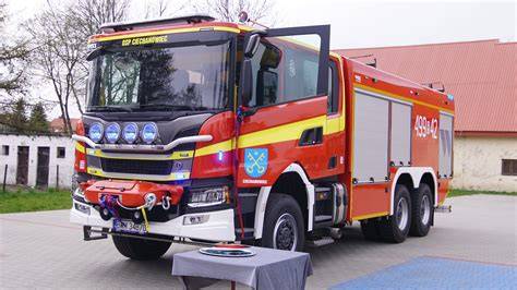 Wóz strażacki Scania P94D przekazany z Wielkiej Brytanii do Ukrainy