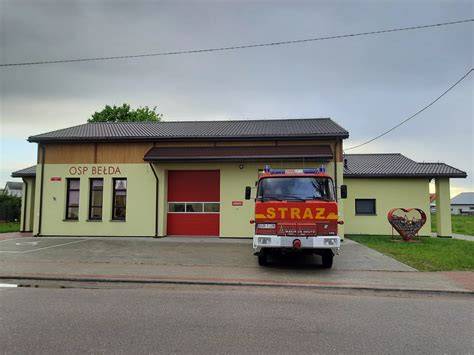 Zniszczona remiza strażacka w Charkowie z widocznym wozem MAZ