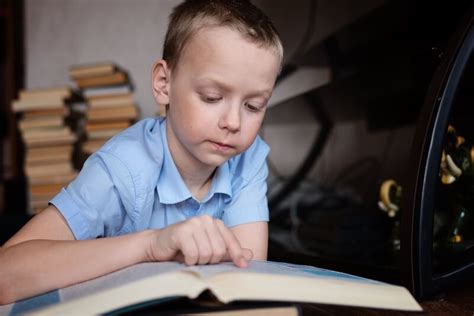 Dziecko czytające książkę Strażak Sam z dużymi ilustracjami