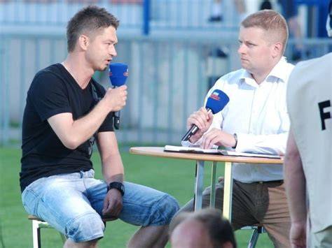 Zdjęcie Andrzeja Gmitruka w roli trenera lub eksperta telewizyjnego