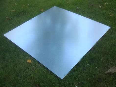 Zdjęcie czerwonej szafy strażackiej wykonanej z ocynkowanej blachy