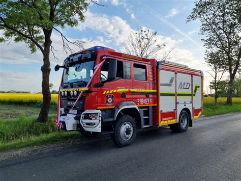 Wóz strażacki OSP w akcji w trudnym terenie żwirowni