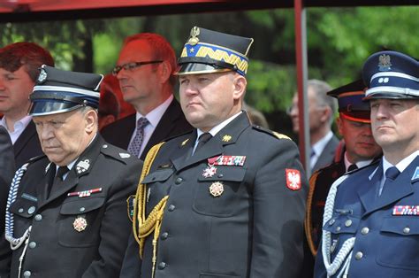 Zdjęcie przedstawiające strażaków OSP w mundurach wyjściowych podczas uroczystości