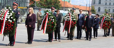Zdjęcie przedstawiające obelisk pamięci strażaków lub delegacje składające wieńce