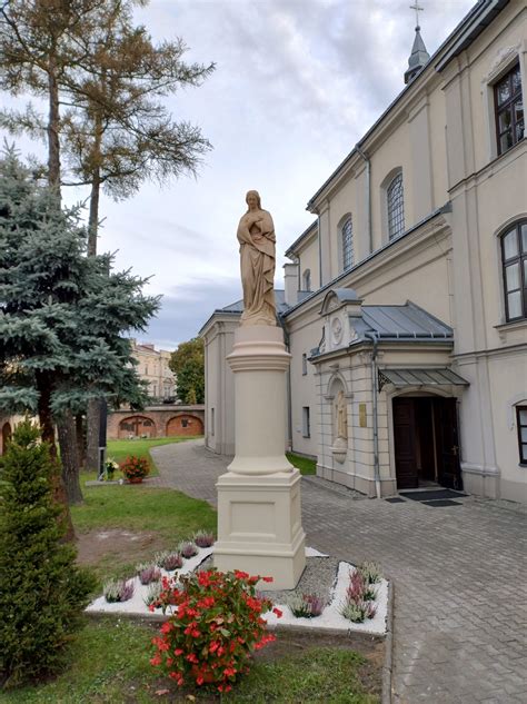 Zdjęcie figury św. Floriana lub odnowionej remizy