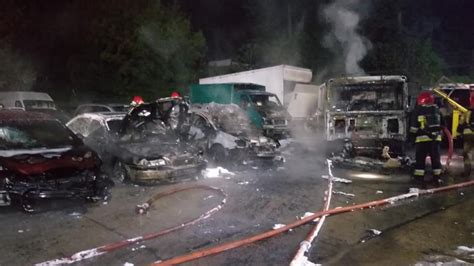 widok płonących samochodów na parkingu pomocy drogowej