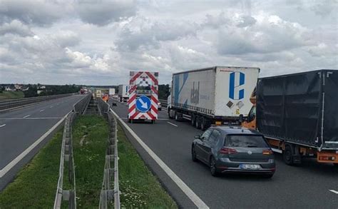 Zdjęcie wraku spalonego Ferrari FF na autostradzie A4