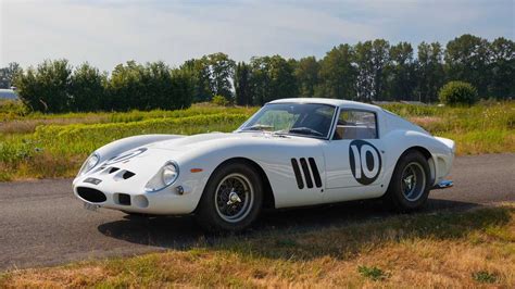 Fotografia Ferrari 250 GTO płonącego na torze Goodwood