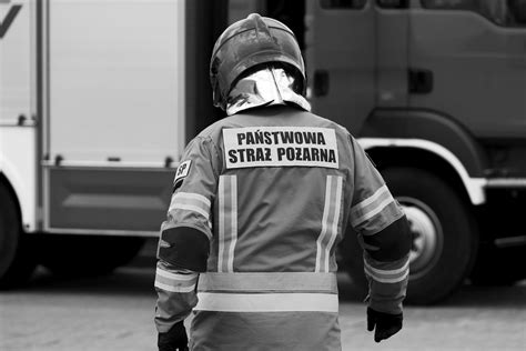 Strażak w skafandrze ratunkowym