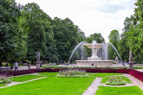 zdjęcie zrewitalizowanego terenu rekreacyjnego z fontanną w Zawadzie