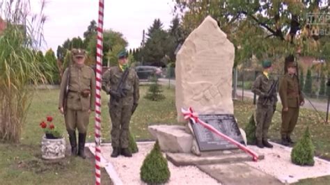 zdjęcie obelisku ku czci pomordowanych mieszkańców Zawady