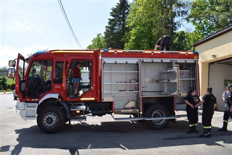 Zbliżenie na narzędzia i elementy konstrukcyjne samochodu strażackiego.