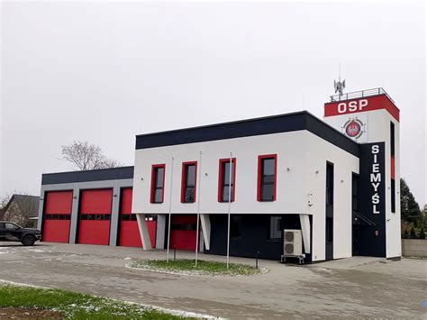 Zewnętrzny widok na nowoczesny budynek remizy OSP Bilcza
