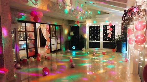 Elegancka sala balowa udekorowana na Sylwestra lub goście bawiący się na formalnym balu