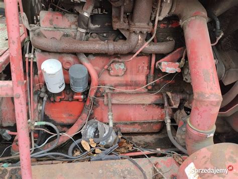 Zdjęcie przedstawiające czysty i zadbany silnik kombajnu, podkreślające znaczenie konserwacji.