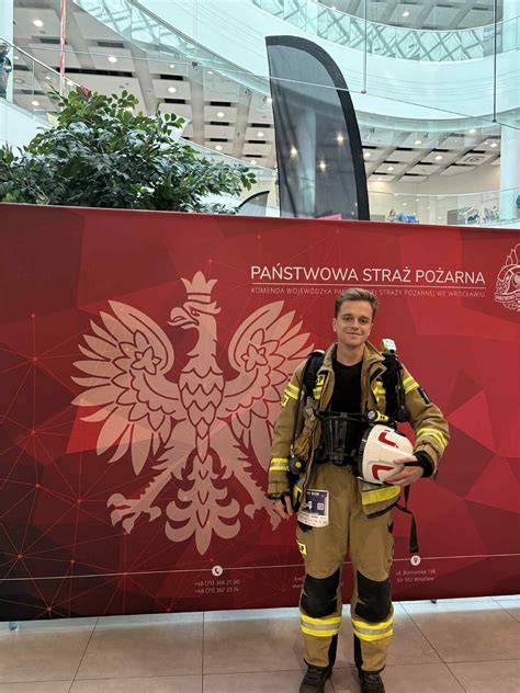 zdjęcie strażaka w pełnym umundurowaniu bojowym