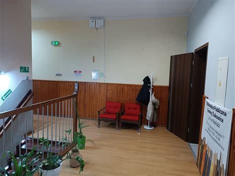 Zdjęcie wnętrza świetlicy wiejskiej w Krążkowach, sala wystawowa