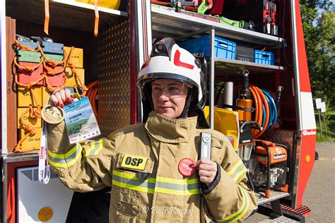 Zdjęcie przedstawiające strażaka w pełnym rynsztunku bojowym z akcesoriami.