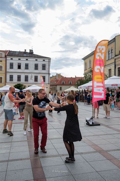 zdjęcie z uroczystego otwarcia przeglądu orkiestr na rynku w Tarnowie