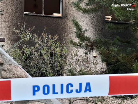 Ekipa dochodzeniowo-śledcza na miejscu pożaru plebanii