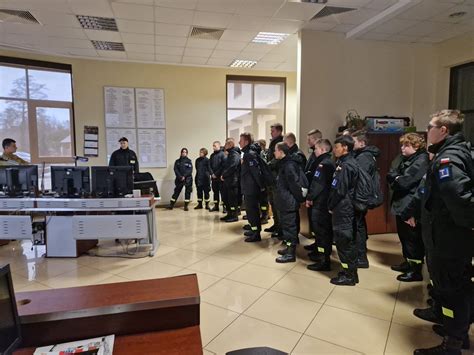 Zdjęcie uczniów klasy mundurowej strażackiej podczas zajęć praktycznych lub musztry