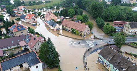 Ilustracja przedstawiająca zaangażowanie lokalnej społeczności w pomoc poszkodowanym