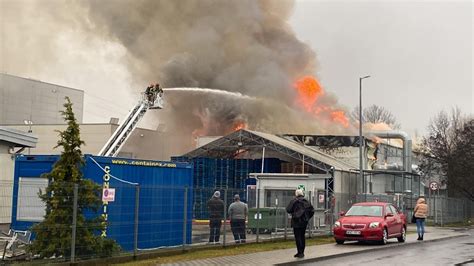 zdjęcie dymu unoszącego się nad fabryką w Nowym Dworze Mazowieckim podczas pożaru