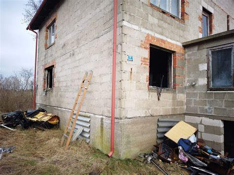 Zgliszcza domu w Jastrzębiu-Zdroju po tragicznym pożarze